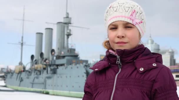 Девушка против крейсера "Аврора" — стоковое видео