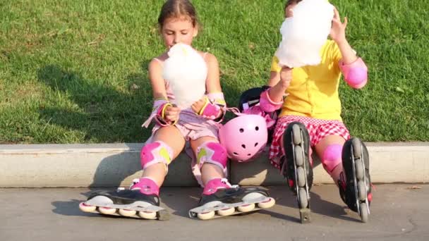 Meisjes in rolschaatsen — Stockvideo