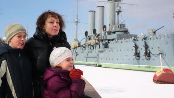 Семья против крейсера "Аврора" — стоковое видео