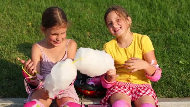 Zwei Mädchen essen Zuckerwatte — Stockvideo