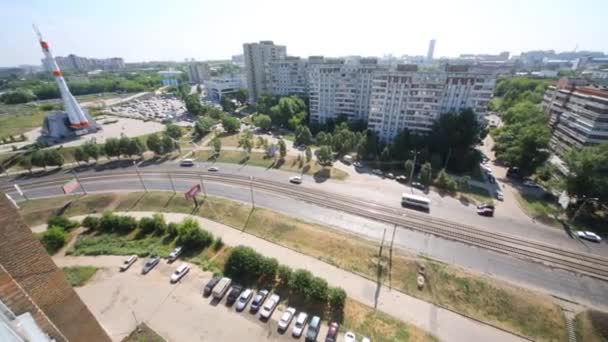 Voitures rouler sur la rue d'été — Video