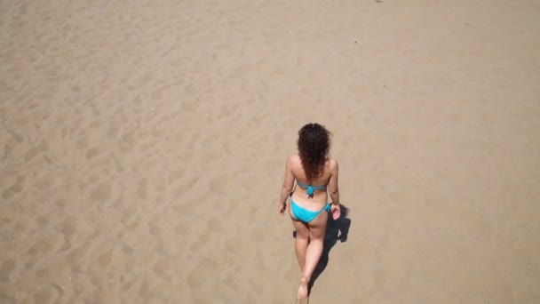 Mujer caminando en la playa — Vídeo de stock