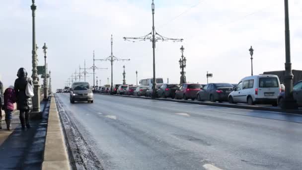 Tráfico de coches en el puente Troitsky — Vídeos de Stock