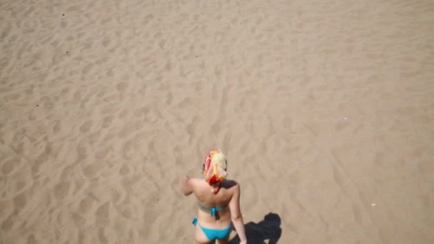 Vrouw lopen op zand van het strand — Stockvideo