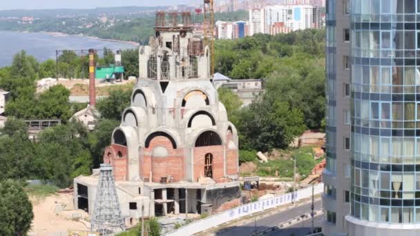 Biserica în construcție lângă râul Volga din Samara — Videoclip de stoc