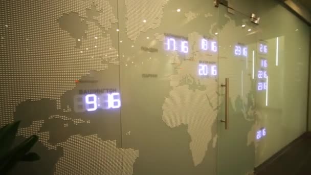 Map with time zones in office of RIA Novosti russian news agency — Stock Video