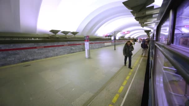 Ploschad Muzhestva tunnelbanestation. — Stockvideo