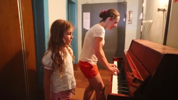 Felice madre suona il pianoforte — Video Stock