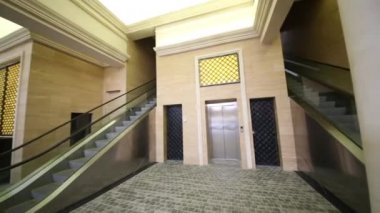 Resepsiyonda insanlarla Hall