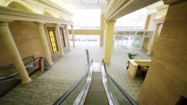 Hareketli yürüyen merdiven ve salonu 