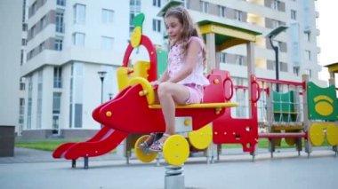 uçak salıncakta kız rides