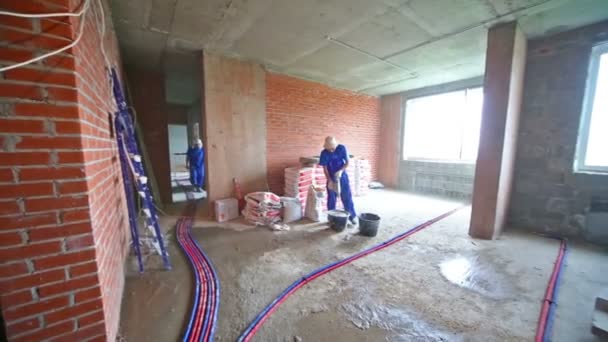 Habitación con materiales de construcción . — Vídeo de stock