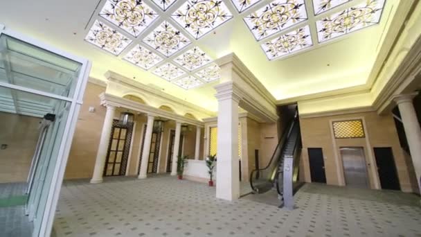 Hall avec plafond en vitrail — Video