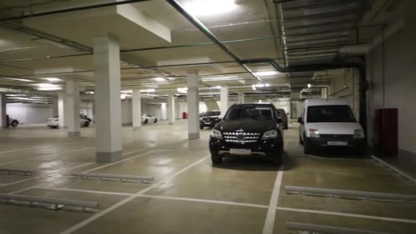 Nieuwe moderne overdekte parkeergelegenheid — Stockvideo