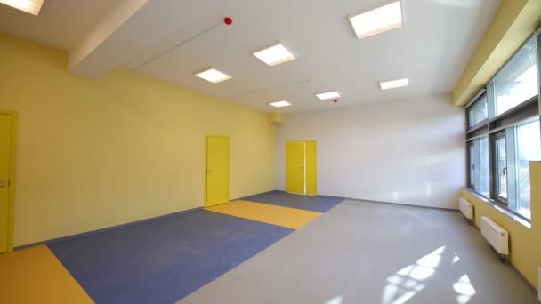  Salle de jeux avec murs jaunes  