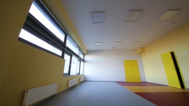 Salle de jeux avec murs jaunes 