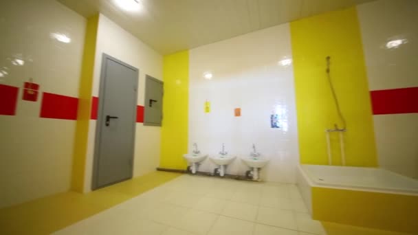 Κίτρινο washroom στο νηπιαγωγείο — Αρχείο Βίντεο