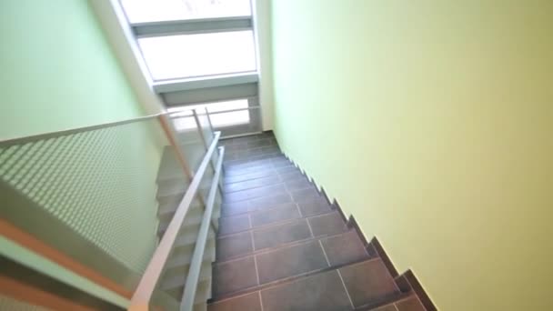 Leere Treppe mit Sicherheitskorb — Stockvideo