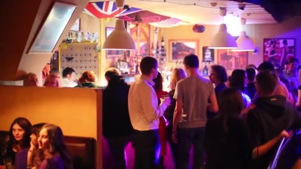 Люди пьют коктейли в баре Тема — стоковое видео