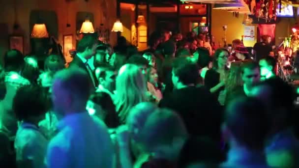 Молодые люди танцуют в баре — стоковое видео