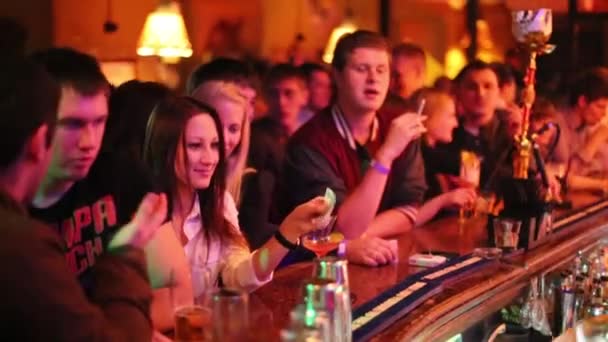 La gente espera cócteles en el bar Tema — Vídeo de stock