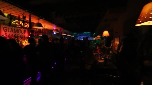 La gente descansa en el bar Tema — Vídeo de stock