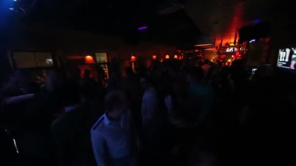 Dansande människor i bar tema — Stockvideo