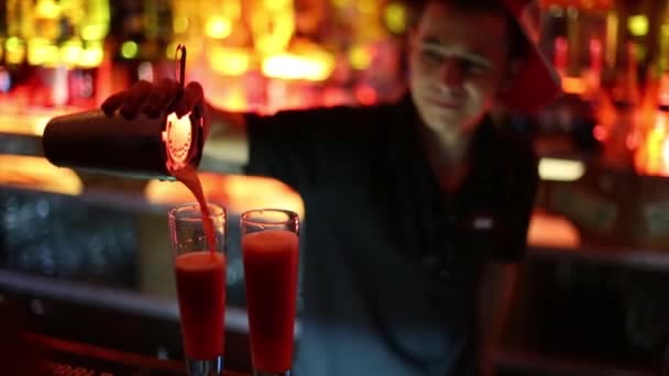 Barman mezcla cóctel en el bar — Vídeo de stock