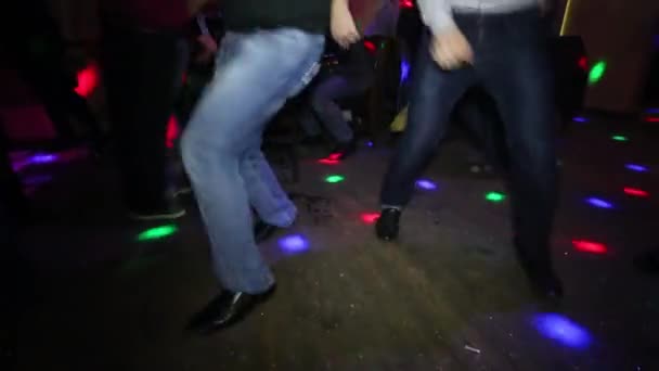 Dansende mannen in bar thema. — Stockvideo