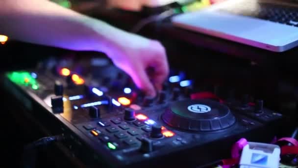 DJ arbeitet im Nachtclub — Stockvideo