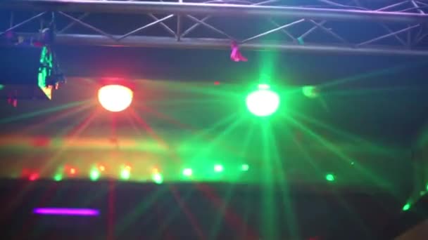 Много цветных огней в ночном клубе — стоковое видео