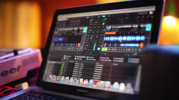 Laptop dengan perangkat lunak untuk Dj — Stok Video