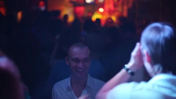 Mucha gente bailando en el bar Tema — Vídeos de Stock