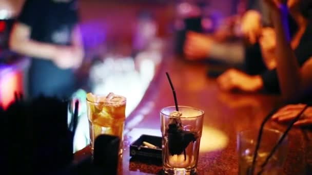 Barkeeper legt Stroh für Cocktail ein — Stockvideo