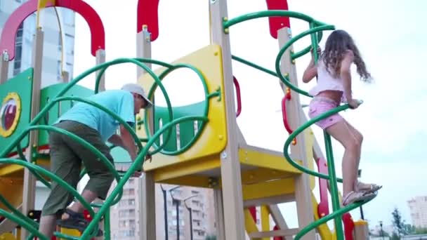 Kinder klettern auf Kinderspielplatz — Stockvideo