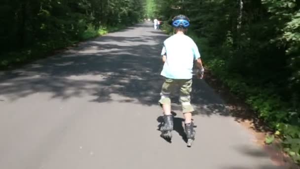Niño patinaje sobre ruedas — Vídeo de stock