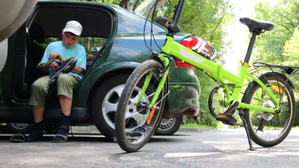 Jongen krijgt klaar om te rijden op rolschaatsen — Stockvideo