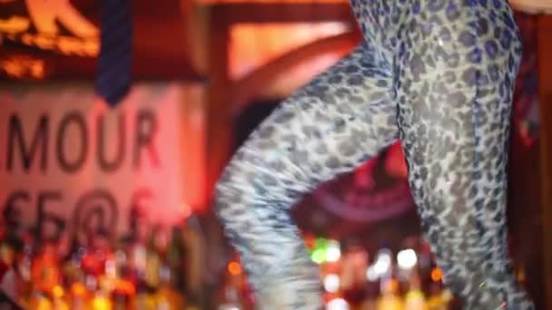 Ben kılık kız leoparı — Stok video