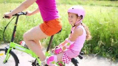 Kız Bisiklet gövdede oturur 