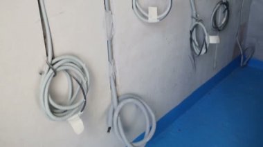 Odada tellerin çoğulluğu ile sıvalı duvar