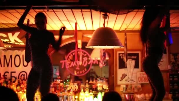 Two women dance on bar — Stock Video