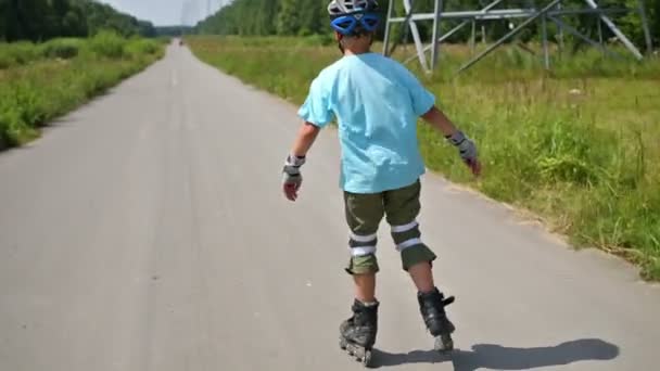 Boy roller-skates — Stock Video