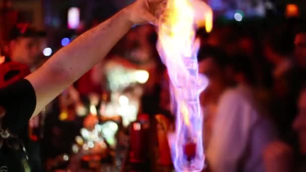 Cocktail in fiamme nel nuovo bar — Video Stock