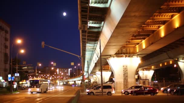 Wiele samochodów porusza się pod Overpass w nocy w Moskwie, Rosja — Wideo stockowe