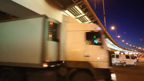 Many cars turn onto road near overpass at night in Moscow, Russia — Stock Video