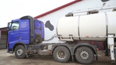 Kamyon süt yükleme stand bir ahır yakınındaki imalatı için.