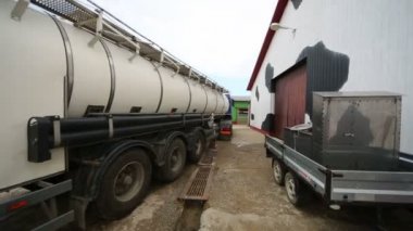 Kamyon süt üretimleri için çiftlik ahırda yakınındaki duruyor.