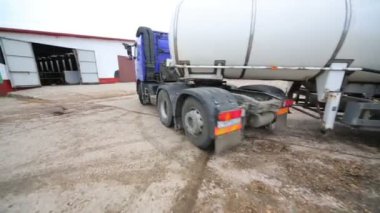 Süt kamyonu çiftlikten gidiyor.