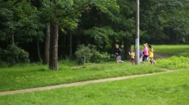  insanlar Park'ta yağmur sırasında çalıştırın.