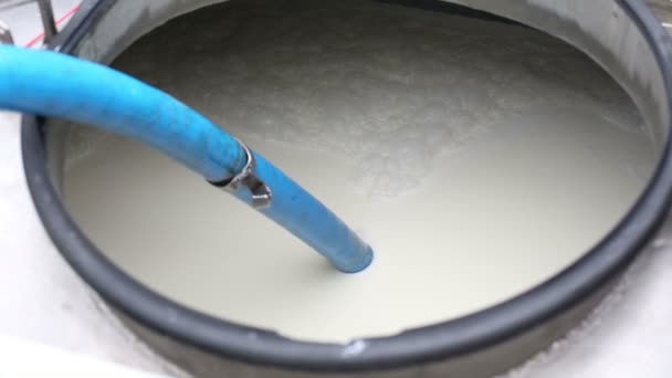 Te wachten tot het proces van het vullen van de melk tank vrachtwagen. — Stockvideo